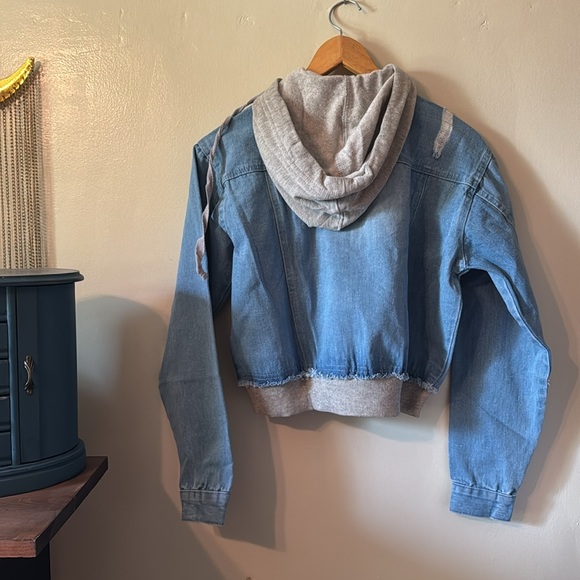 👖💙🦋🧵🫐Cropped Light Blue Denim Jacket with Hoodie - Picture 6 of 6